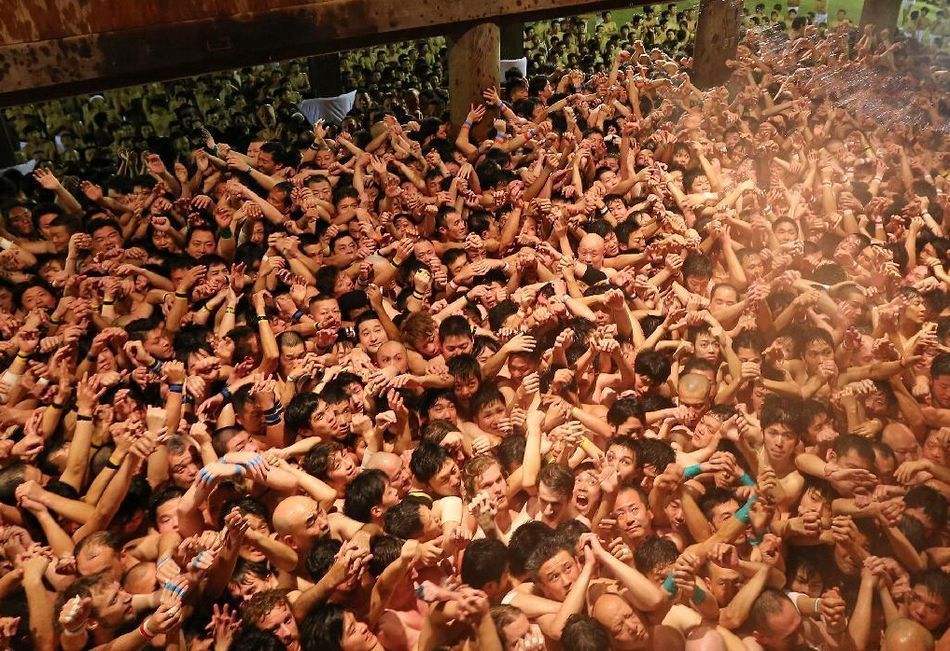 日本举行裸体节 9千男子赤裸争宝