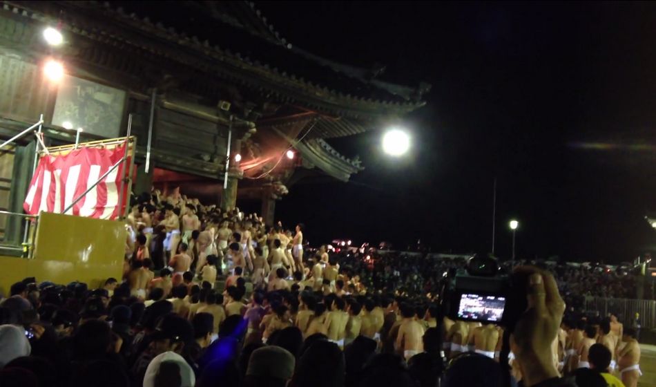 日本举行裸体节 9千男子赤裸争宝