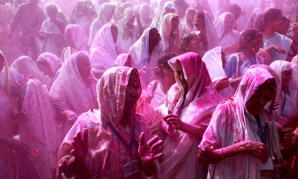 印度民众庆祝洒红节 上演彩色狂欢