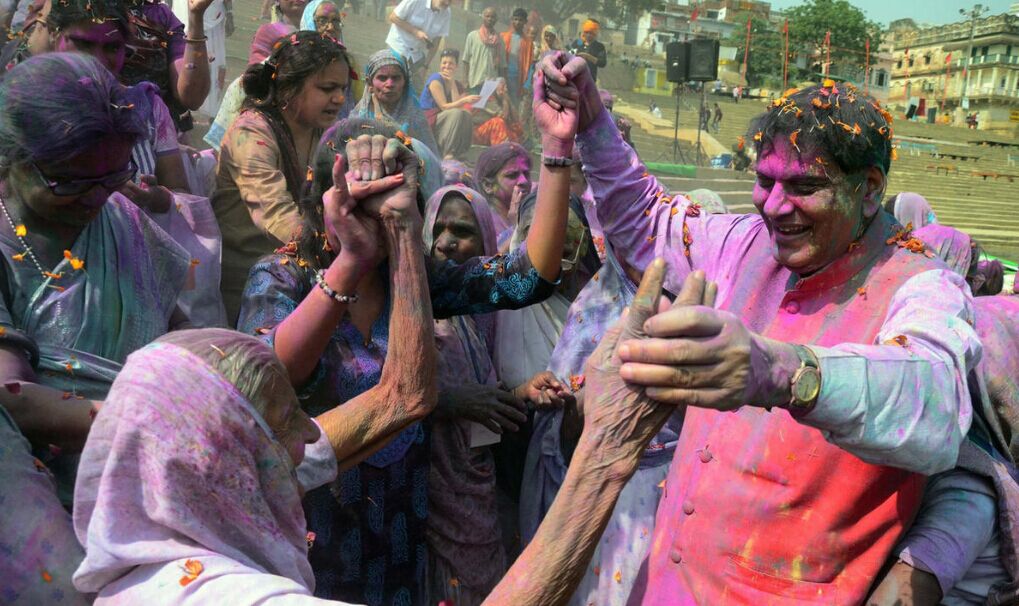 印度民众庆祝洒红节 上演彩色狂欢