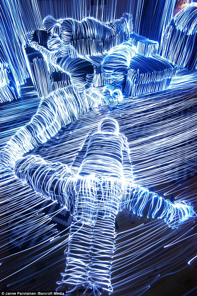 芬兰艺术家LED灯打造动感光影涂鸦