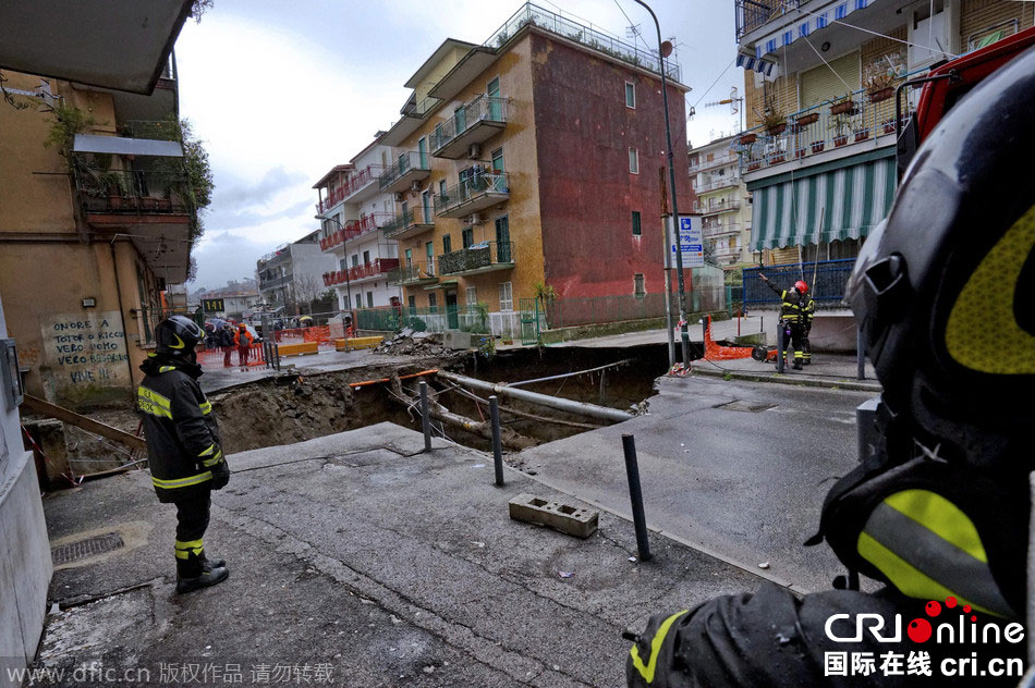 意大利那不勒斯街头现“天坑” 380人被迫撤离(高清组图)