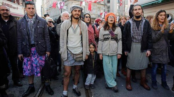 土耳其男子为捍卫女权 身着女裙当街游行