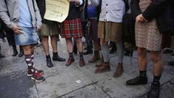 土耳其男子为捍卫女权 身着女裙当街游行