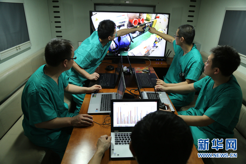 与埃博拉抗争到底：中国援塞移动实验室检测队的大年初一