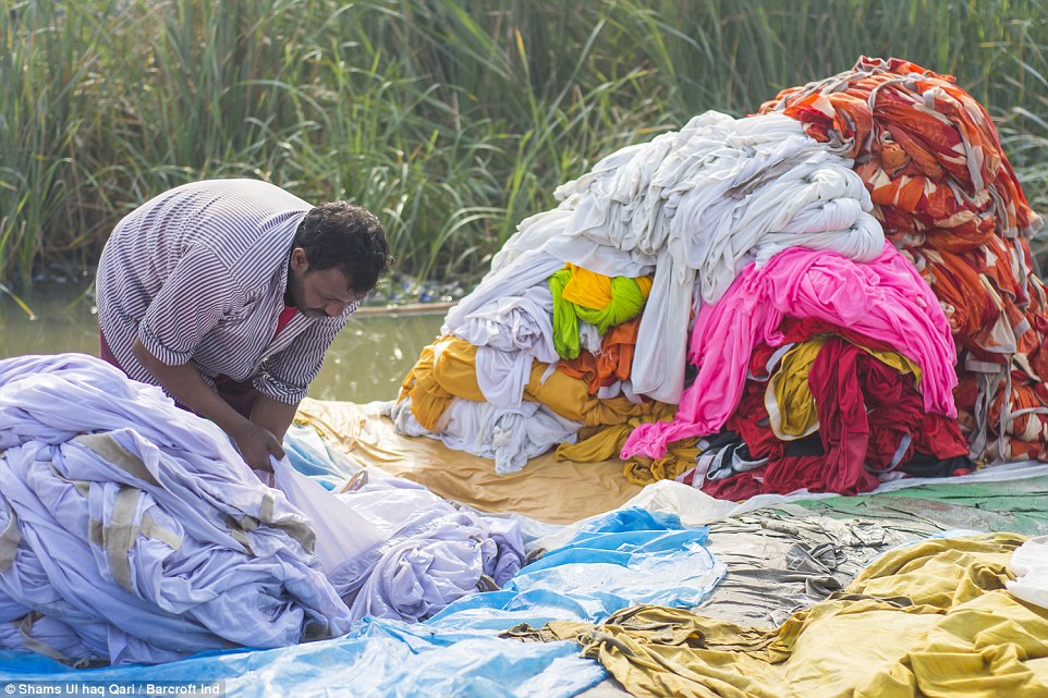 实拍印度污染河流中的洗衣工