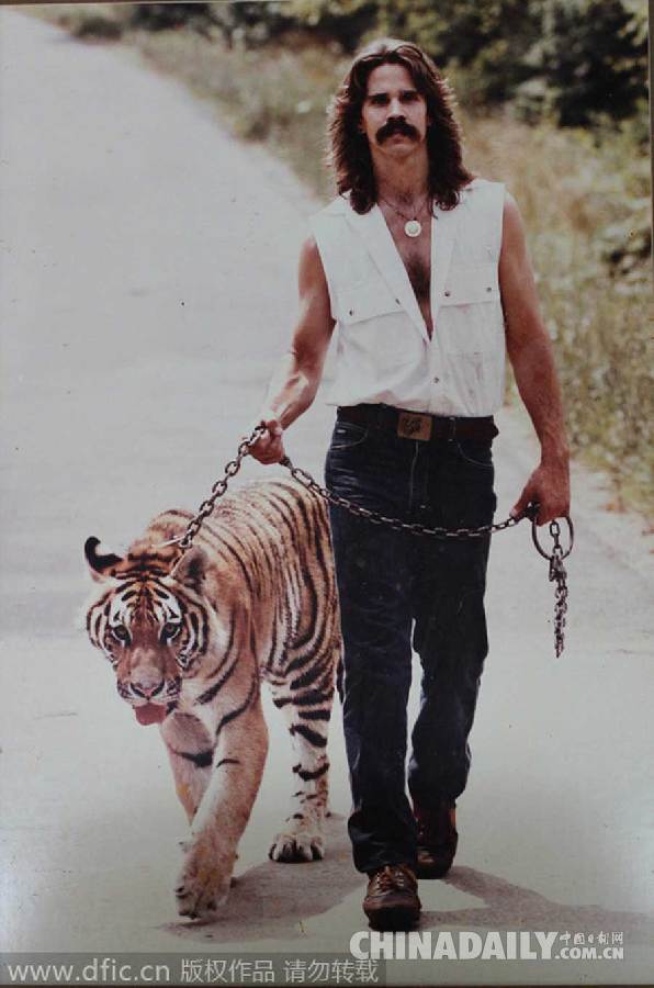 时隔30年 美国儿子模仿父亲遛老虎拍照致敬