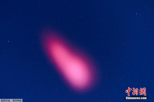 美国亚利桑那州上空出现粉红色星体云