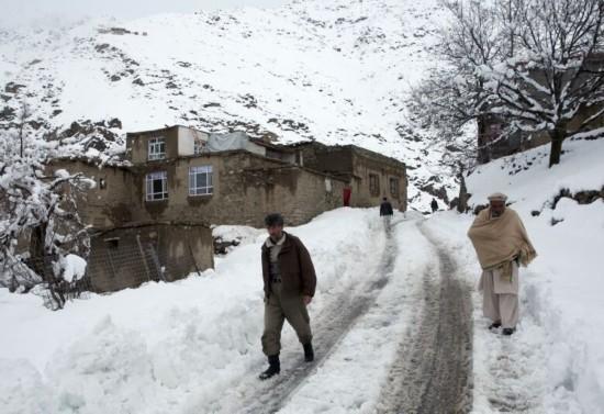 阿富汗遭受大雪灾害侵袭 雪崩已致124人丧生
