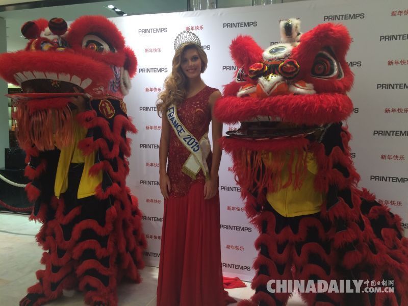 法国小姐观看舞龙舞狮 与中国游客一起过春节
