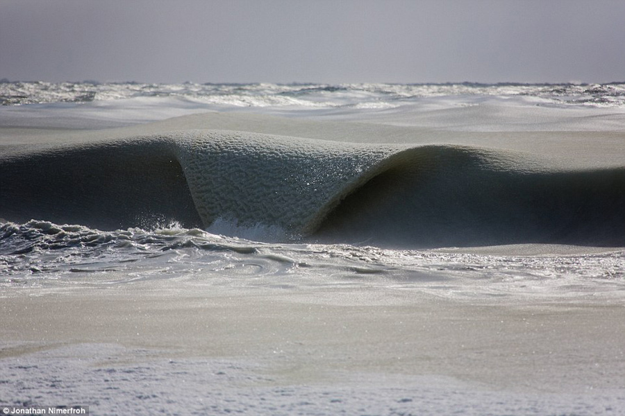 极寒天气致海浪结冰 美冲浪者拍下“沙冰浪”奇观