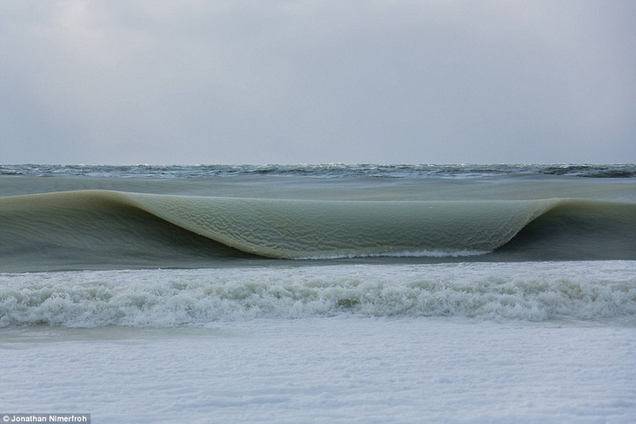 极寒天气致海浪结冰 美冲浪者拍下“沙冰浪”奇观