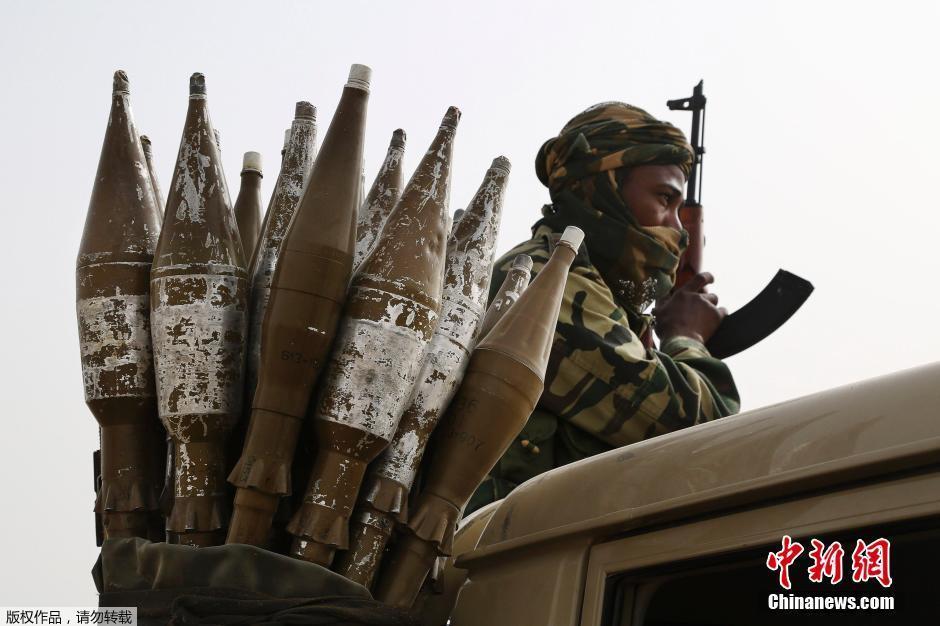 乍得军队携带成捆RPG弹药 打击极端组织