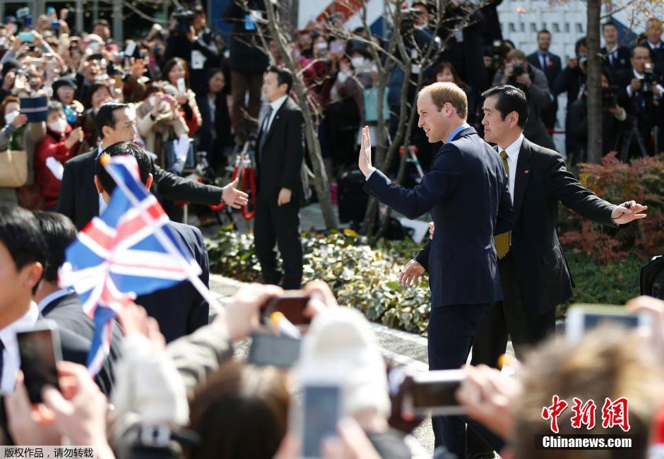 日本民众热情追逐威廉王子 小狗披英国国旗上阵