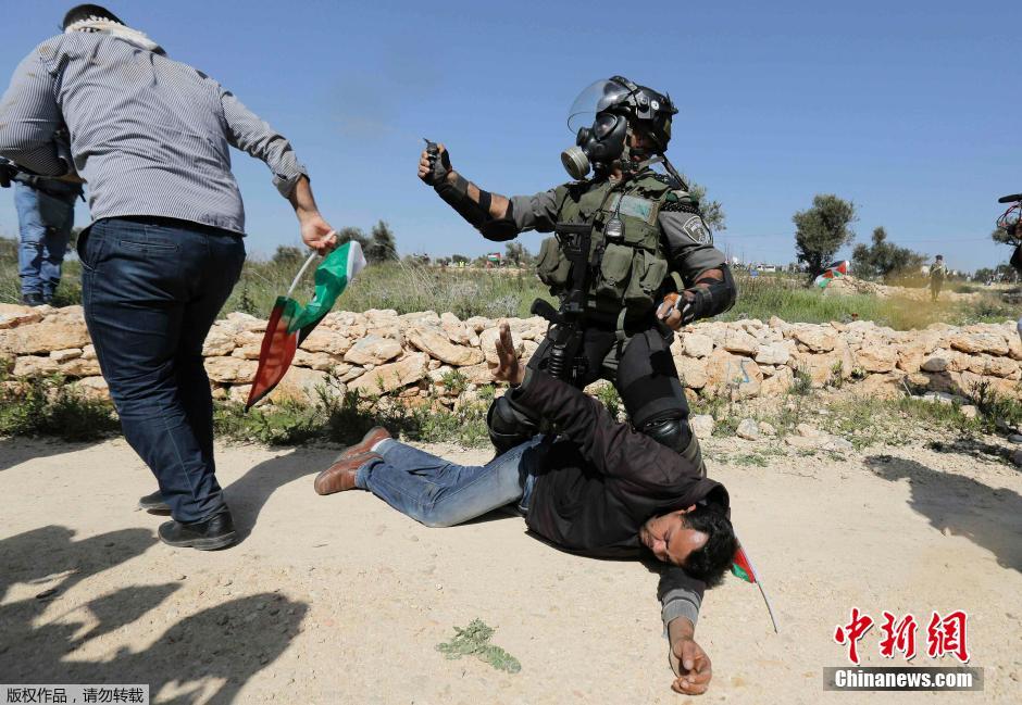 巴勒斯坦民众与以色列士兵激烈冲突 示威者被拖走