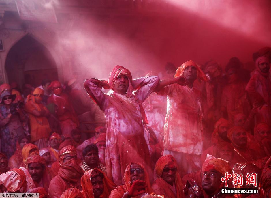 印度举办传统棒打男人节 粉末漫天欢乐多