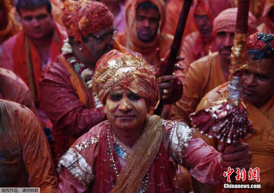 印度举办传统棒打男人节 粉末漫天欢乐多