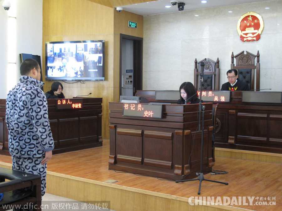 江苏镇江法院盗窃案被告人首次告别马甲 着保暖衣便装受审