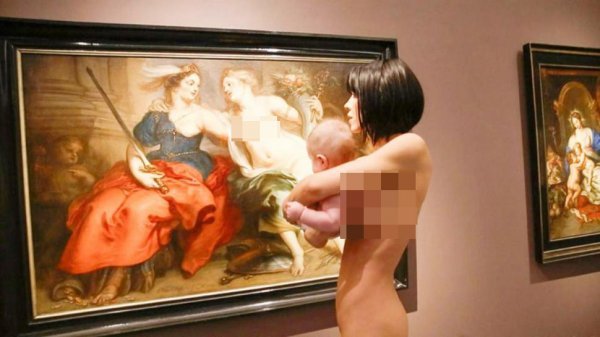女艺术家赤裸现身博物馆引争议