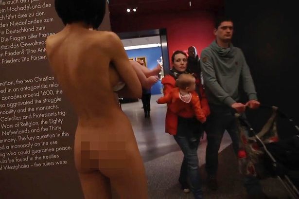 女艺术家赤裸现身博物馆引争议