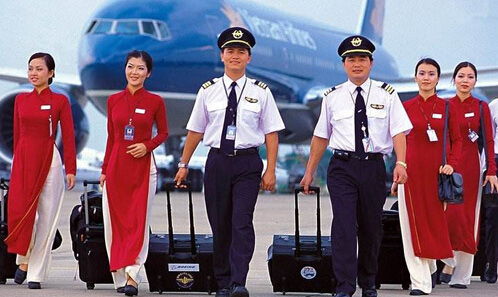越南航空机组人员改变形象 空姐新式奥黛更现代