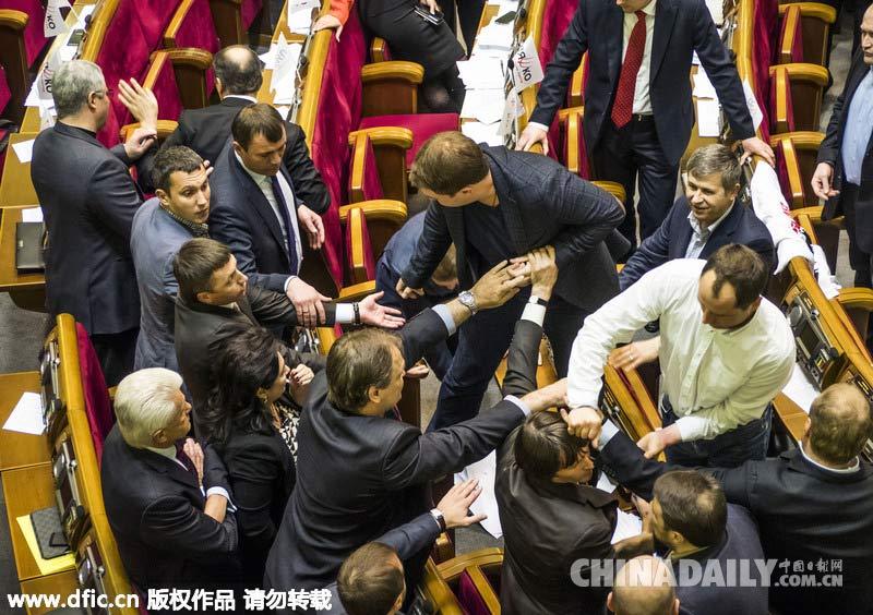 乌克兰议会上演“肉搏战” 议员打架鲜血直流
