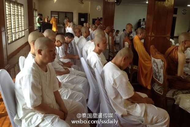 70名中国游客在泰国清迈剃度出家(图)