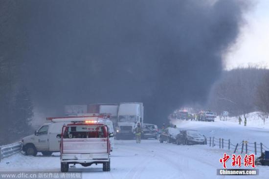 美国大雪影响民众生活 客机冲出跑道致24人受伤