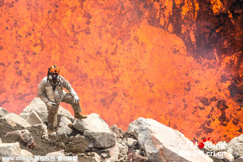 大胆探险者不畏火山喷发 冲天岩浆成拍照背景