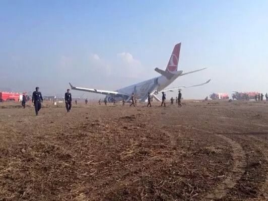 土耳其机场跑道瘫痪 2000中国游客滞留机场4天