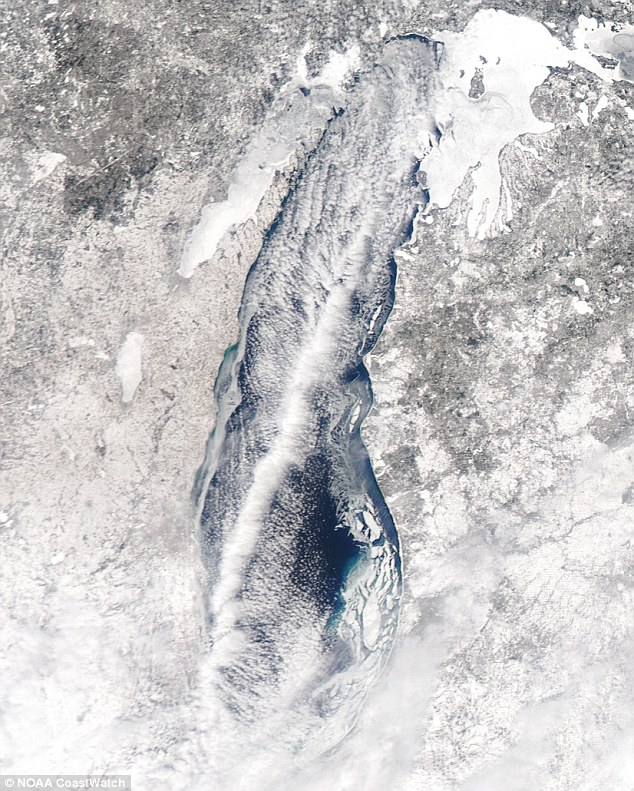 冰块断裂 美国两少年被困密歇根湖中央