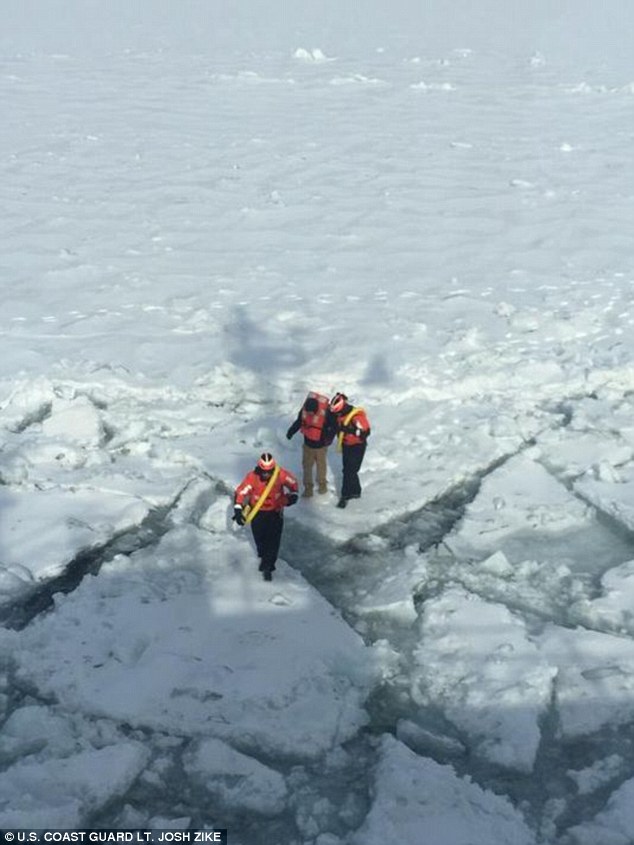 冰块断裂 美国两少年被困密歇根湖中央