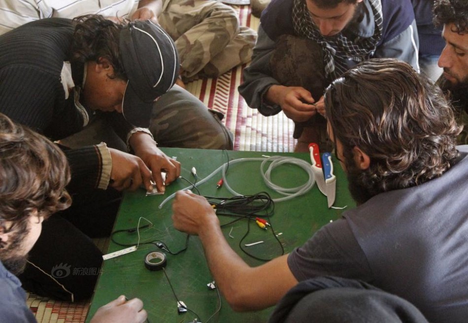 叙利亚家庭兵工厂 自制“土豪金”弹药
