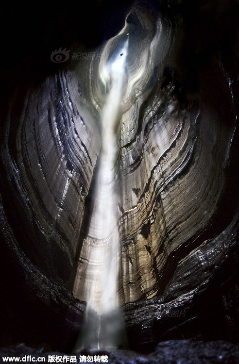 攀岩者探险美国最深山洞 拍惊人美景