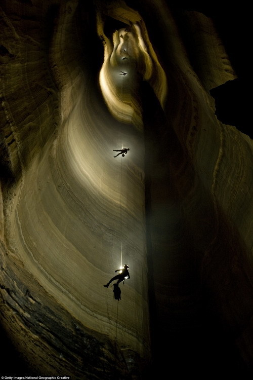 攀岩者探险美国最深山洞 拍惊人美景