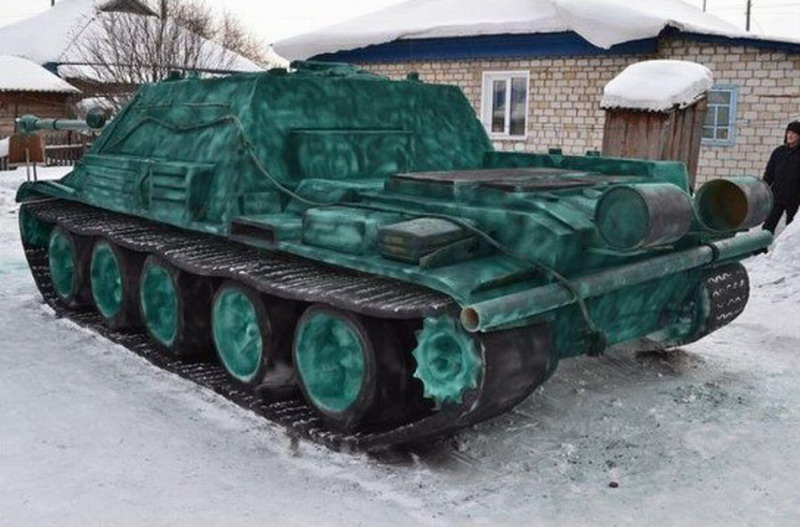俄罗斯大学生用雪建造仿真坦克(组图)
