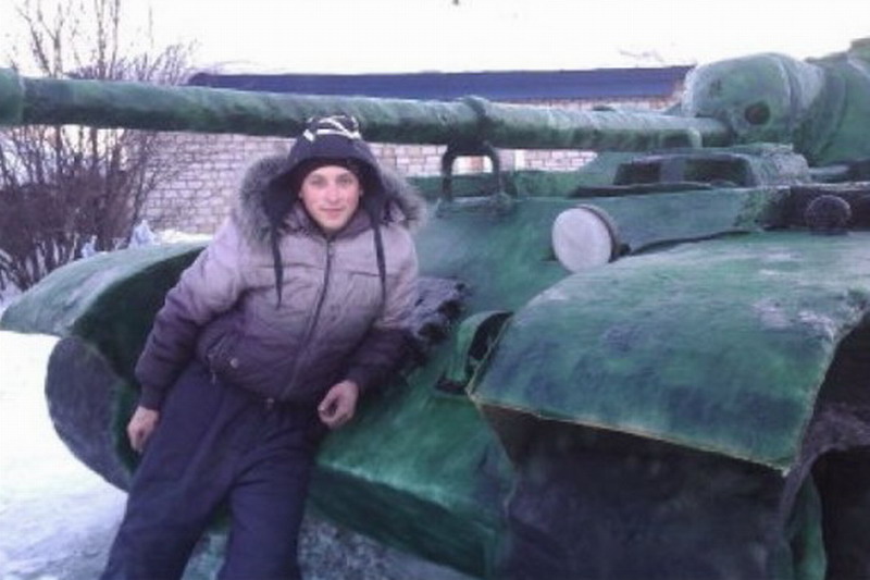 俄罗斯大学生用雪建造仿真坦克(组图)