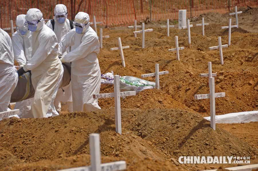 利比里亚民众在埃博拉死难者新墓地悼念亲人