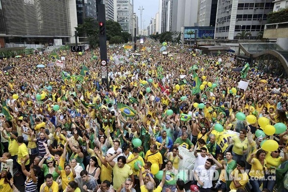 抗议经济低迷政府腐败 巴西百万民众游行促弹劾总统