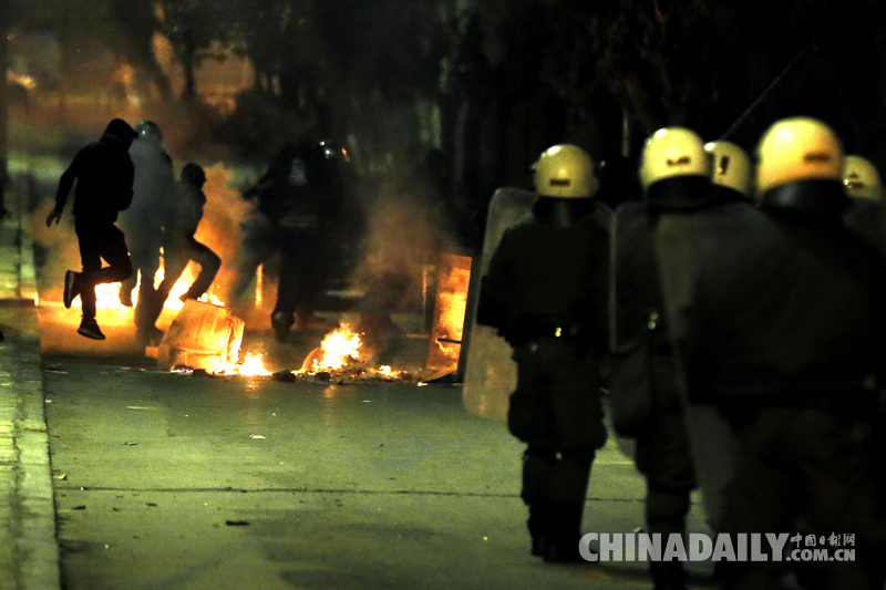 希腊示威者焚烧多辆汽车 吁废除最高安全级别监狱