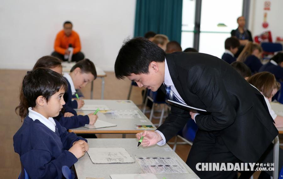 中国教师走进英国小学课堂 教“九九乘法表”