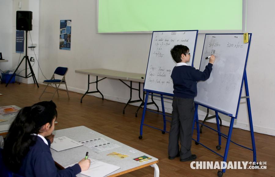中国教师走进英国小学课堂 教“九九乘法表”