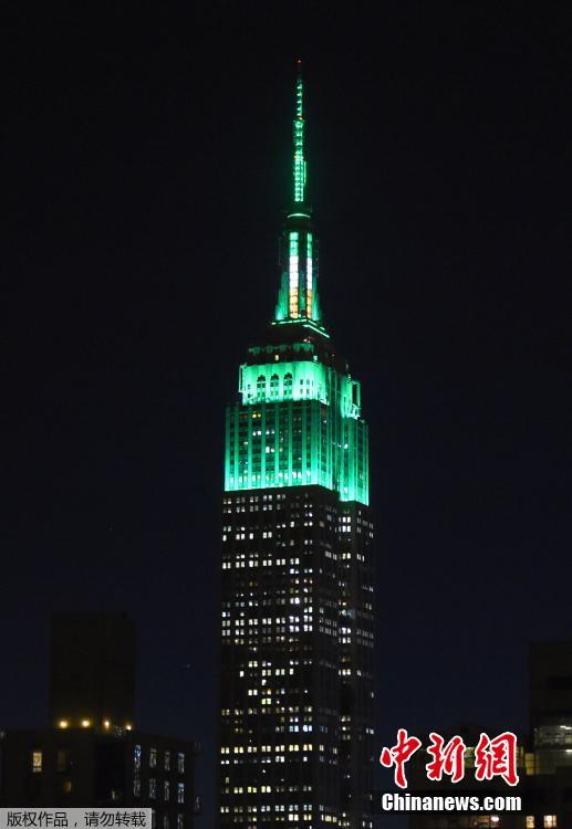 纽约帝国大厦点亮绿色灯光 庆祝圣帕特里克节到来