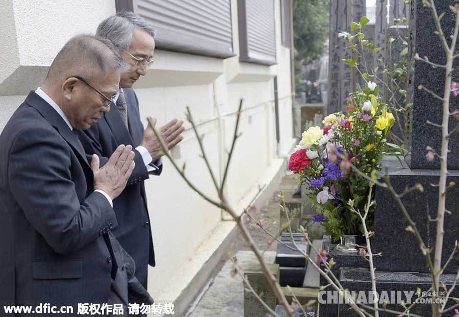 日本纪念东京地铁沙林毒气事件20周年 安倍献花