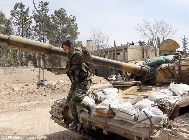 叙利亚首都800名女兵显神威 前线作战身手不凡