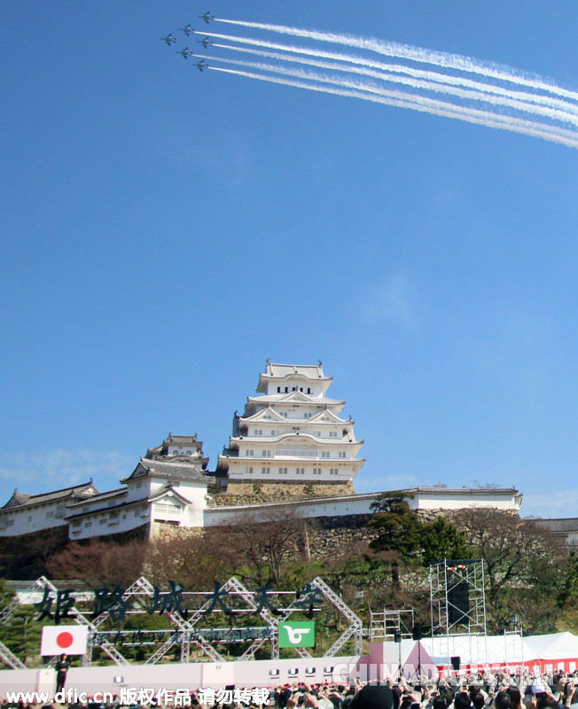 日本姬路城重新开放 防空自卫队特技展壮美“樱花”