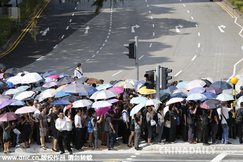 新加坡超20万民众悼念李光耀 致敬排队长达10小时