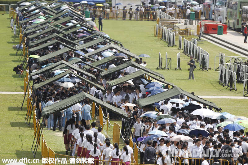 新加坡超20万民众悼念李光耀 致敬排队长达10小时