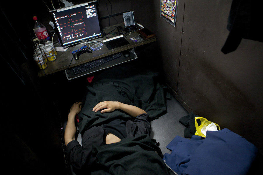 日本“网吧难民”：吃住空间两三平米
