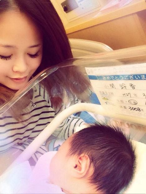 日本17岁模特宣布当妈晒儿子照片 网友惊呆(图)